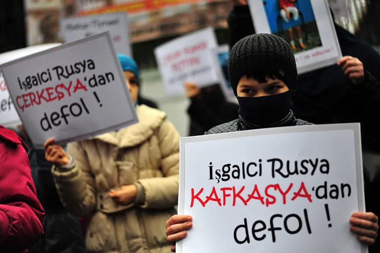 Istanbul, 2014. aasta detsember: Putini visiidi puhul korraldatud tšetšeenide meeleavaldus, kus Venemaal palutakse Kaukaasiast minema kaduda.