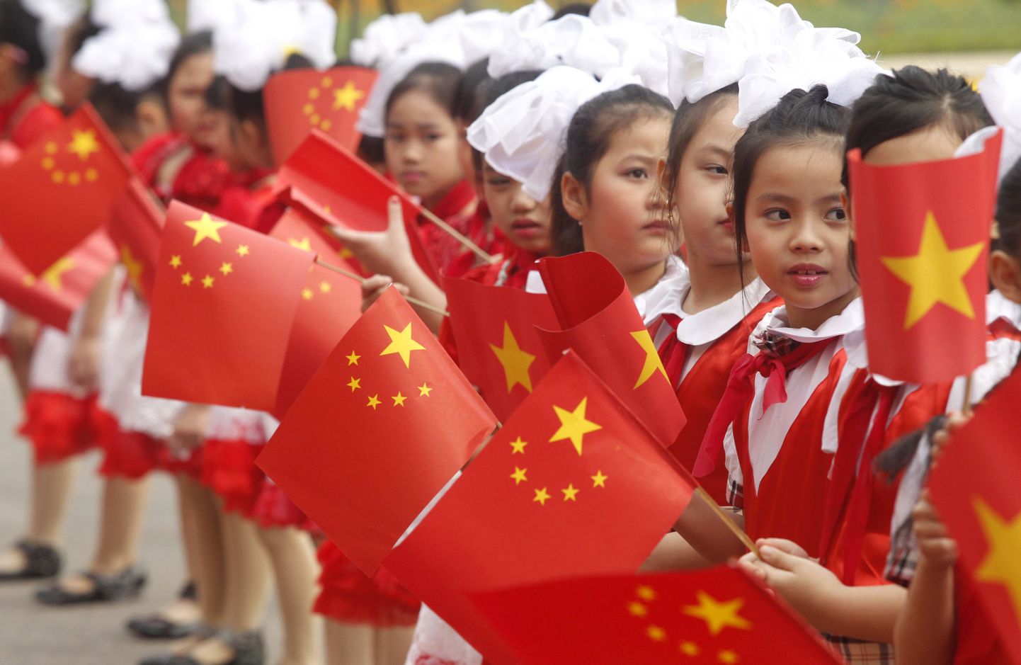 Vietnami lapsed Hiina ja Vietnami lippudega.