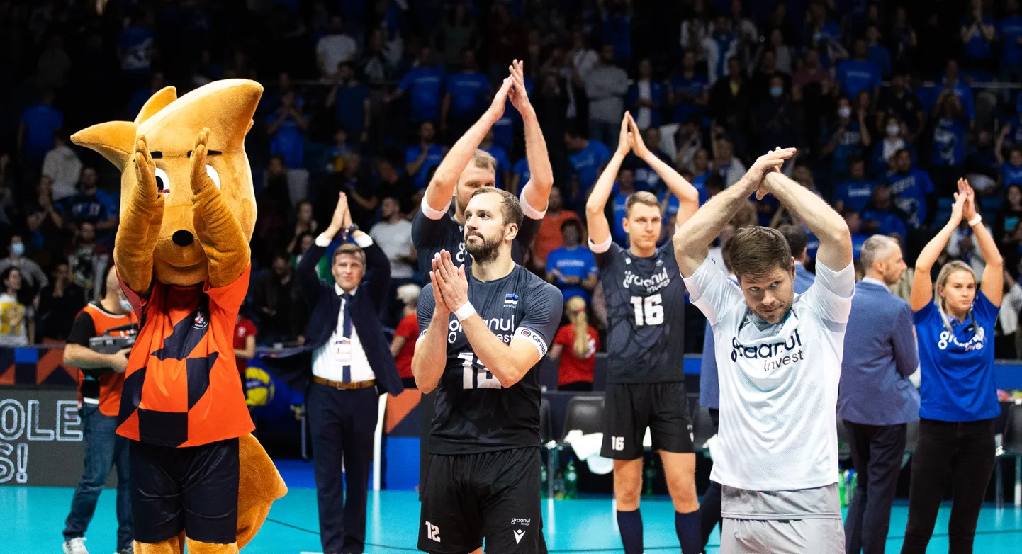 Eesti meeste võrkpallikoondis tänamas fänne.