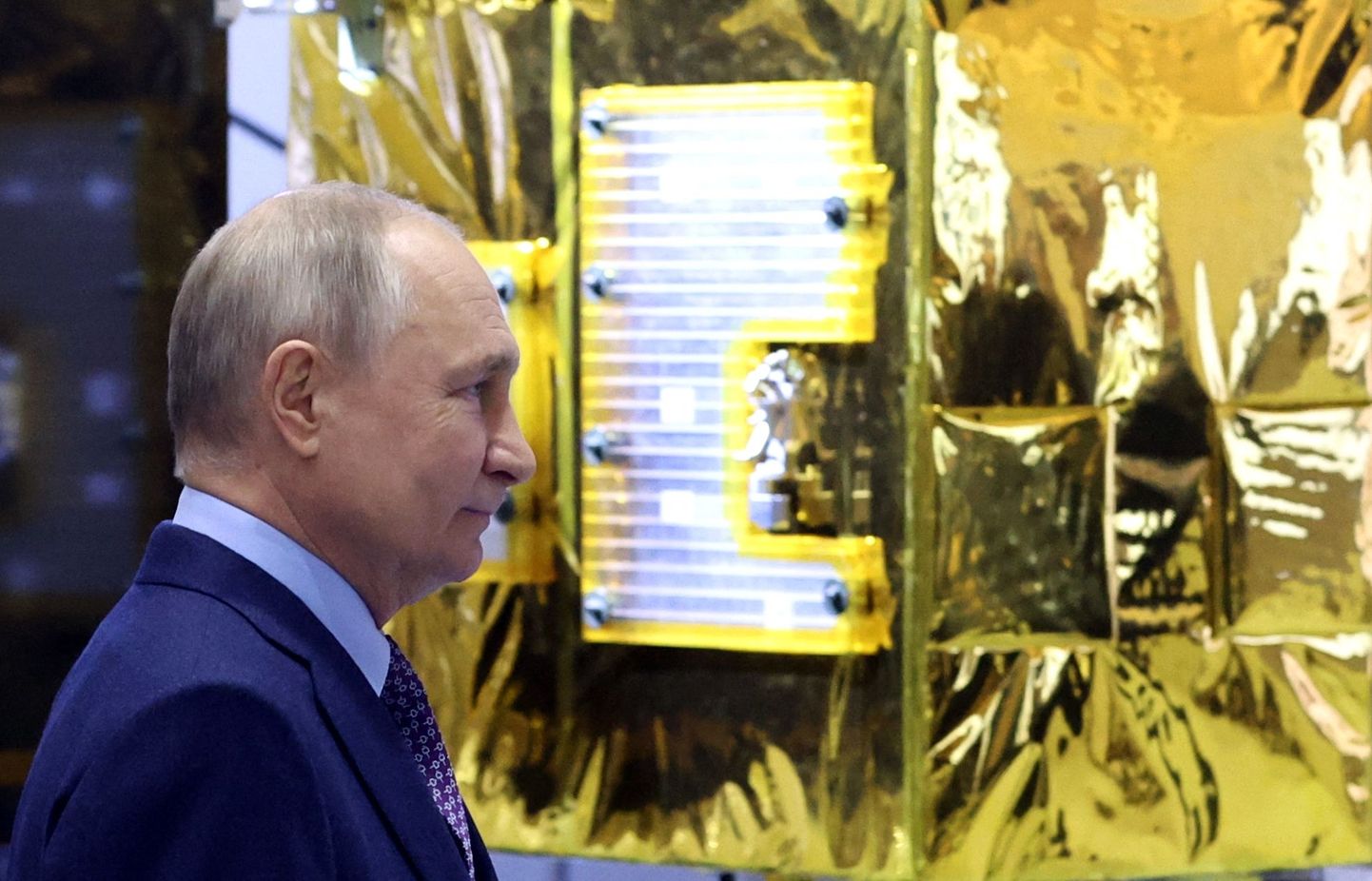 Владимир Путин во время посещения Ракетно-космической корпорации (РКК) "Энергия", 26 октября 2023 года.