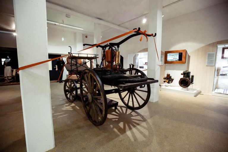 Pärnu muuseumis avati püsiekspositsiooni uusim näitus “Pritsuvanker ja tuletõrjuja vormiriided”.