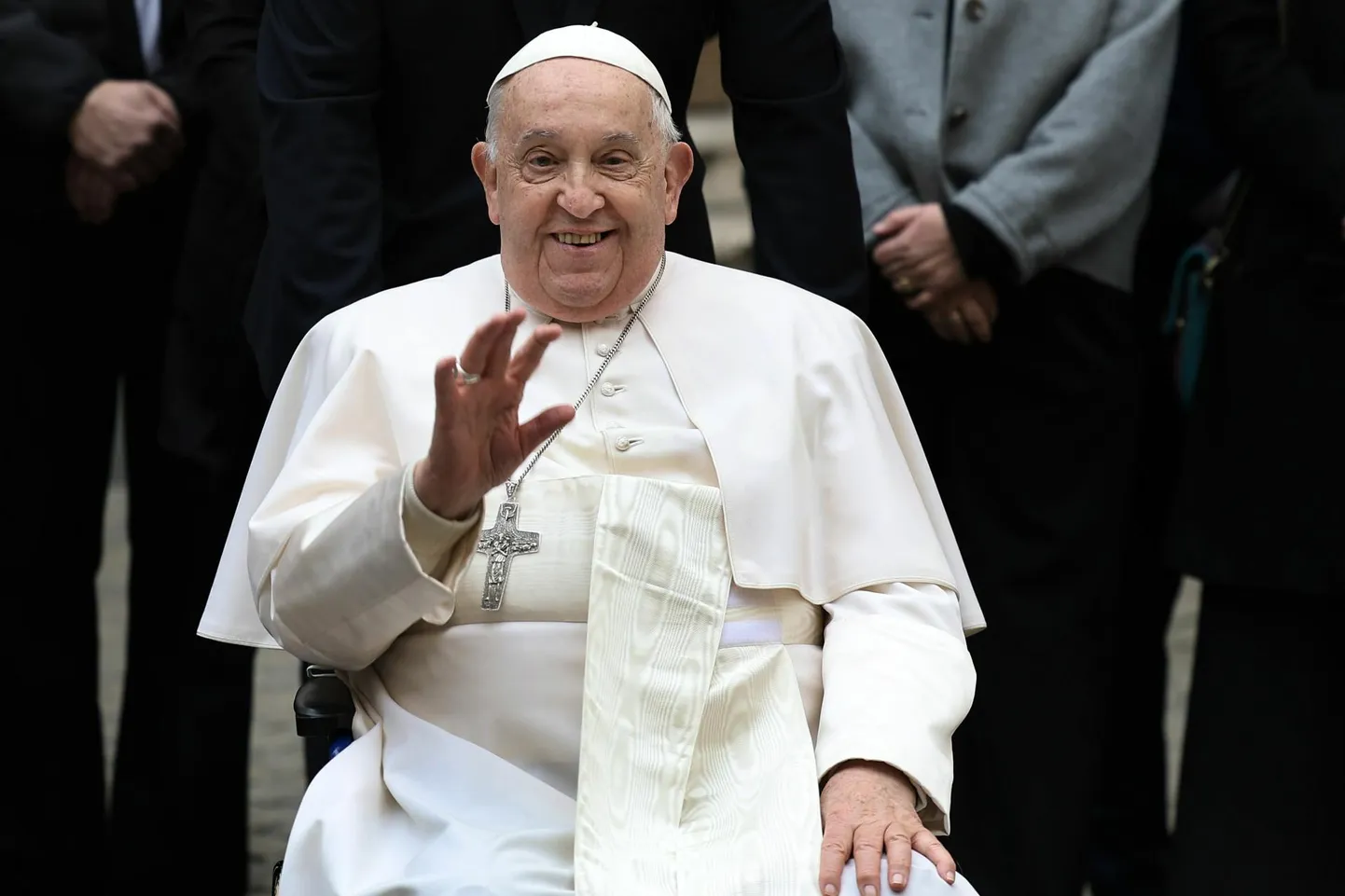 Hoolimata teda vaevanud tervisemuredest ja muidu lihtsast eluviisist tundis paavst Franciscus mullu detsembris Püha Peetruse väljakul rõõmu uue Popemobile’iga sõitmisest. Spetsiaalselt tema jaoks toodetud täiselektrilise, avatud katusega ja käsitööna valminud G-klassi sõiduki andis kirikupeale autotootja Mercedes-Benz. FOTO: Gomez/vatican Pool/spaziani