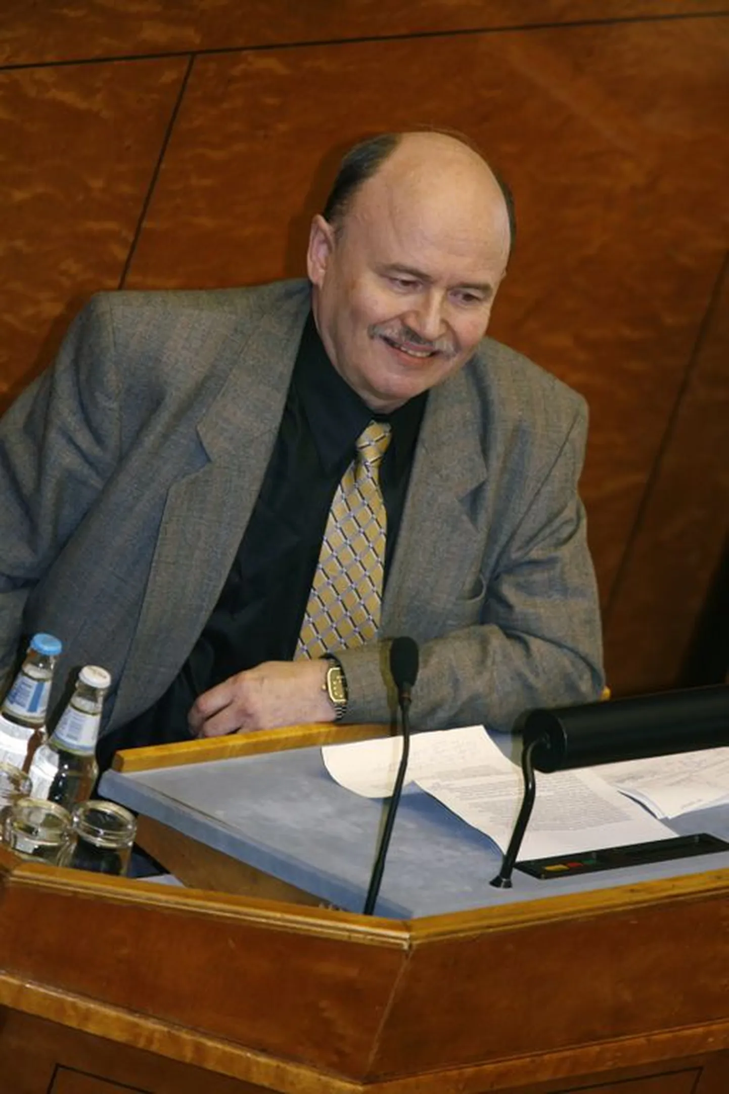 Igor Gräzin Riigikogu kõnepuldis.