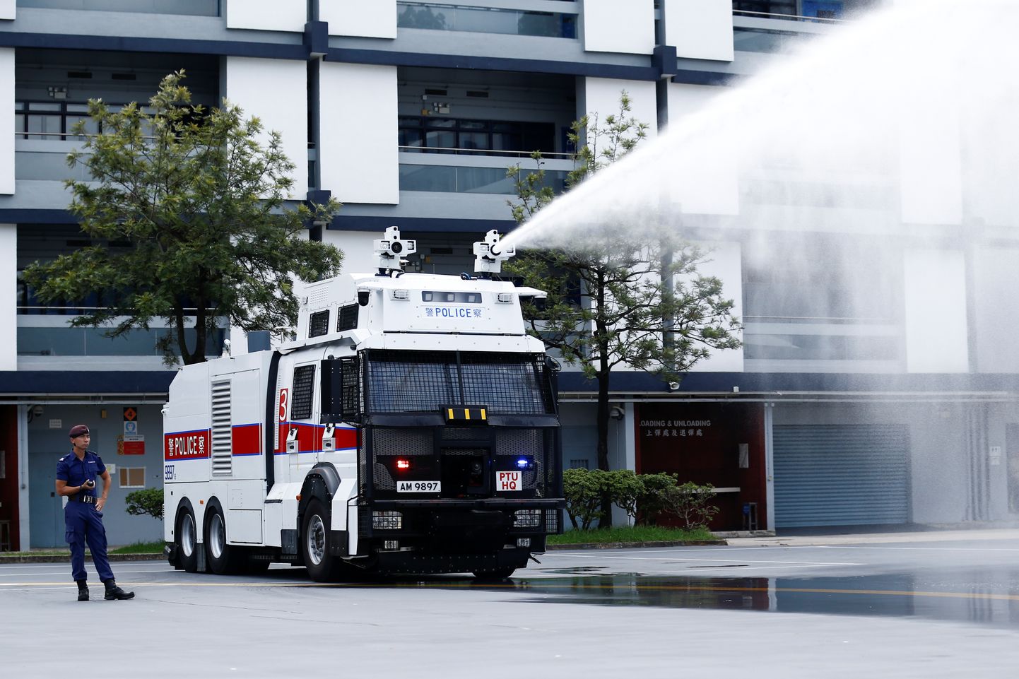 Politsei esitlemas veekahuriga varustatud veokit Hongkongis