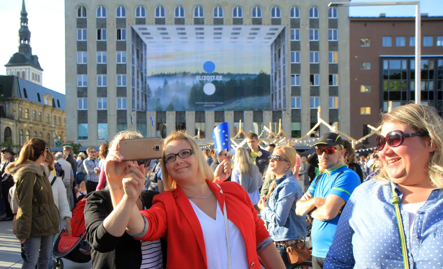 Igauņi Tallinas Brīvības laukumā bauda ES prezidentūrai veltītu koncertu