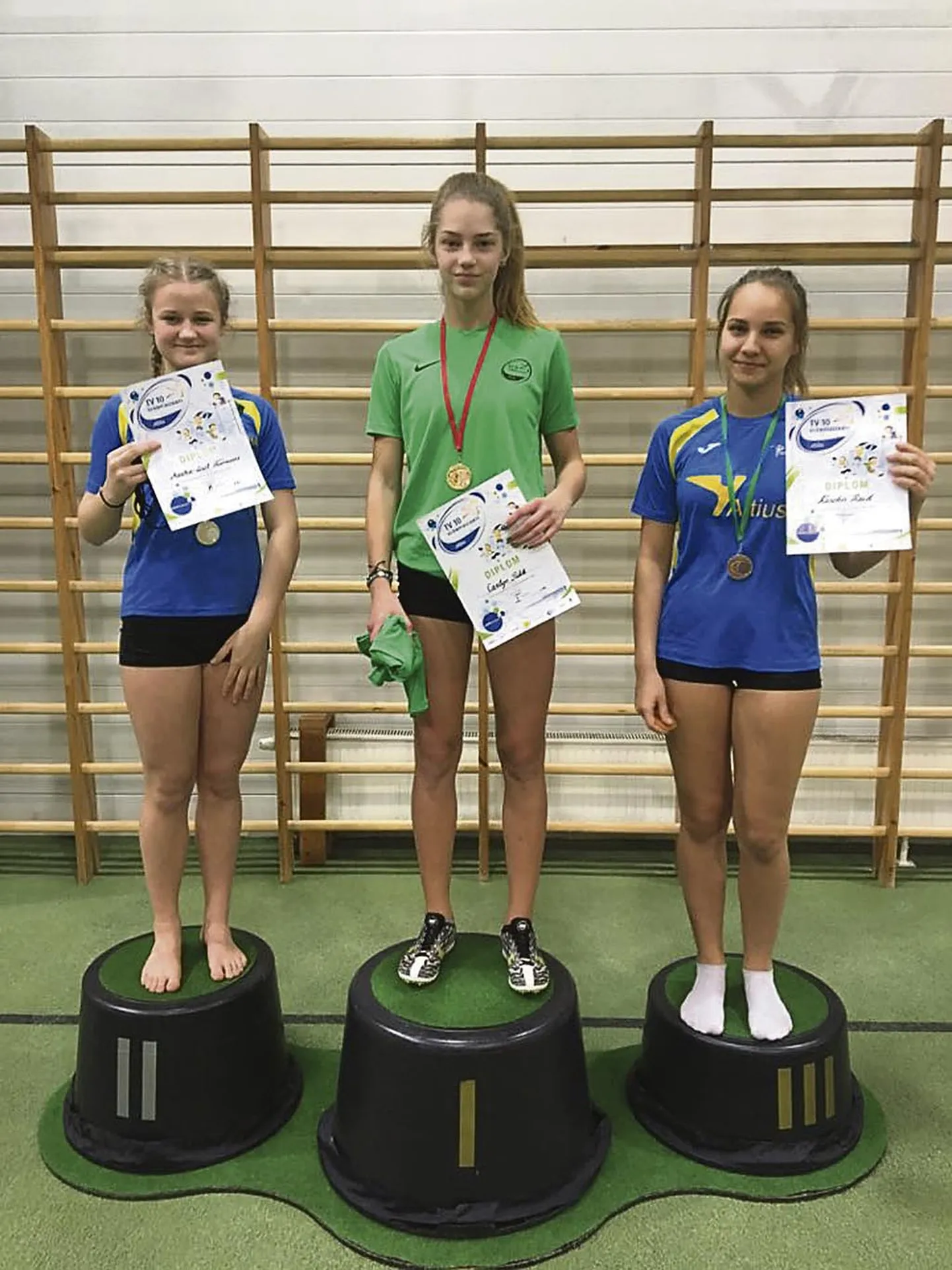 Teivashüppe esikolmik: Martha-Liset Rõõmussar (vasakult), Carlyn Pukk ja Karolin Raid.