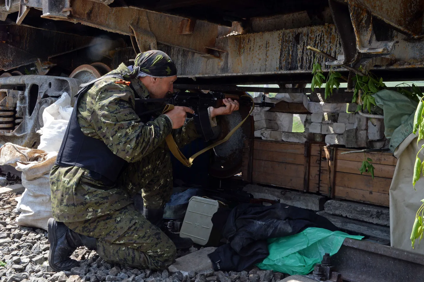 На окраине города Славянска в Донецкой области, блокированном украинскими силовиками, слышна интенсивная стрельба, которая сопровождается взрывами.
