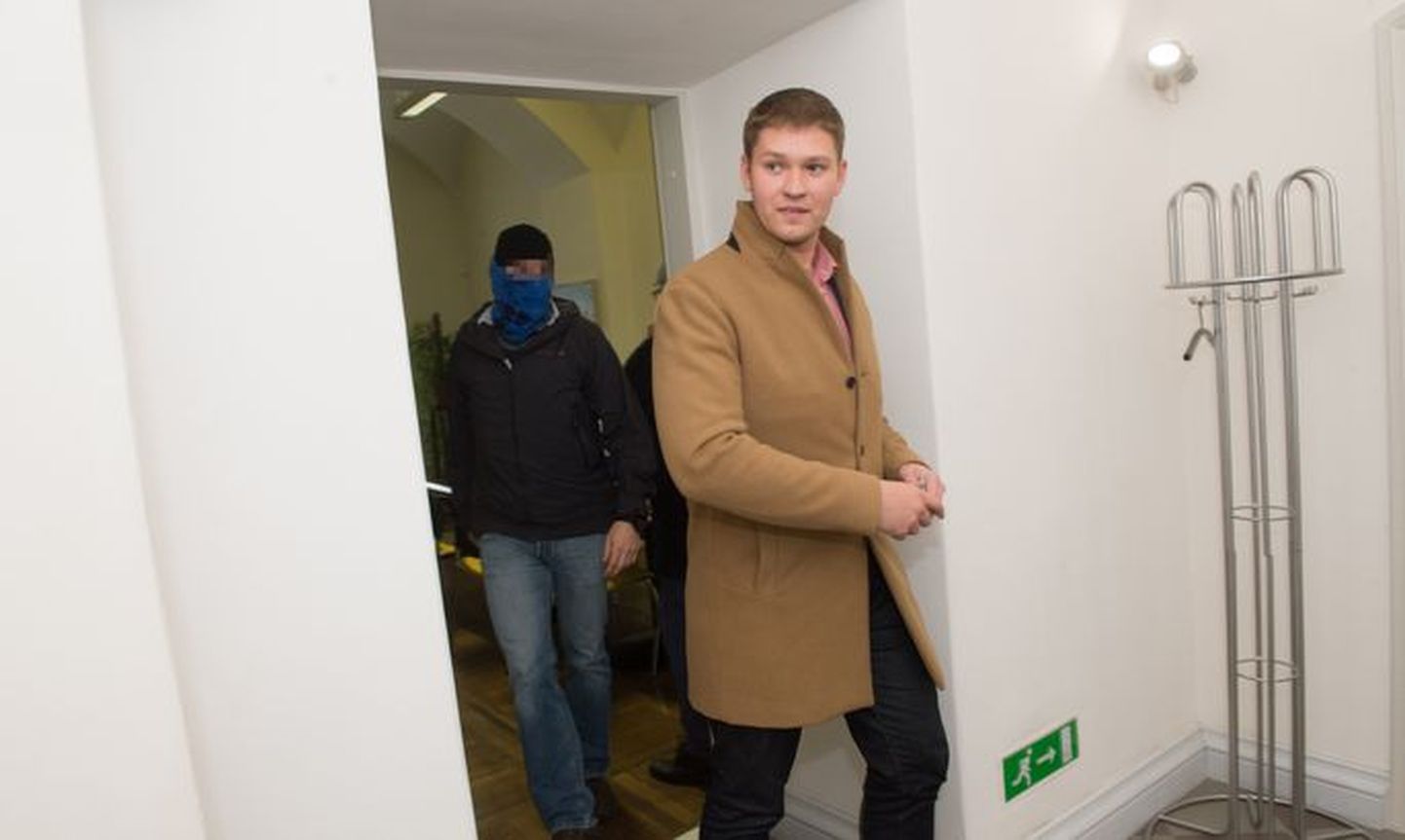 В прошлом году сотрудники Полиции безопасности обыскали кабинет вице-мэра Артема Суворова, и забрали его с собой.