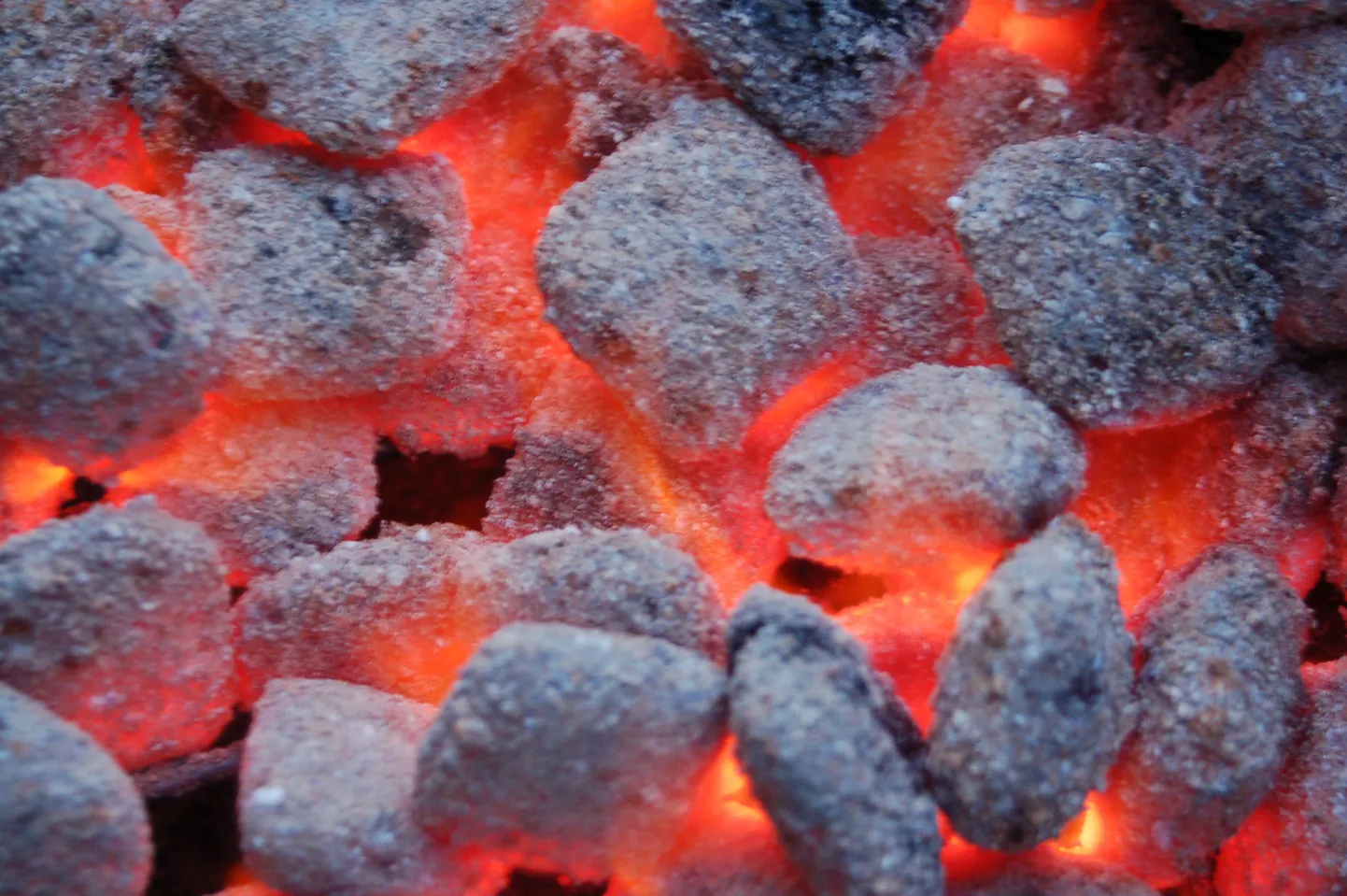 Grillbriketid ehk näide kuidas näeb välja grillimiseks valmis süsi