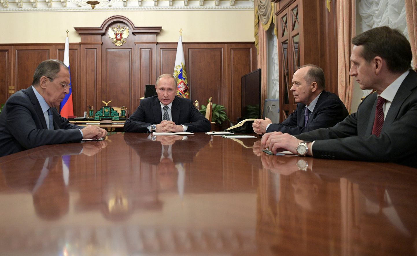 Sergei Narõškin (paremalt) ja Aleksandr Bortnikov president Vladimir Putini vastuvõtul. Vasakul välisminister Sergei Lavrov.