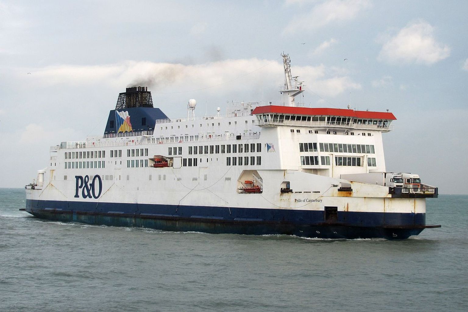 P&O Ferries laevastikku kuulub 17 alust. Pildil  P&O Pride of Canterbury Calais´i sadamasse sisenemisel.