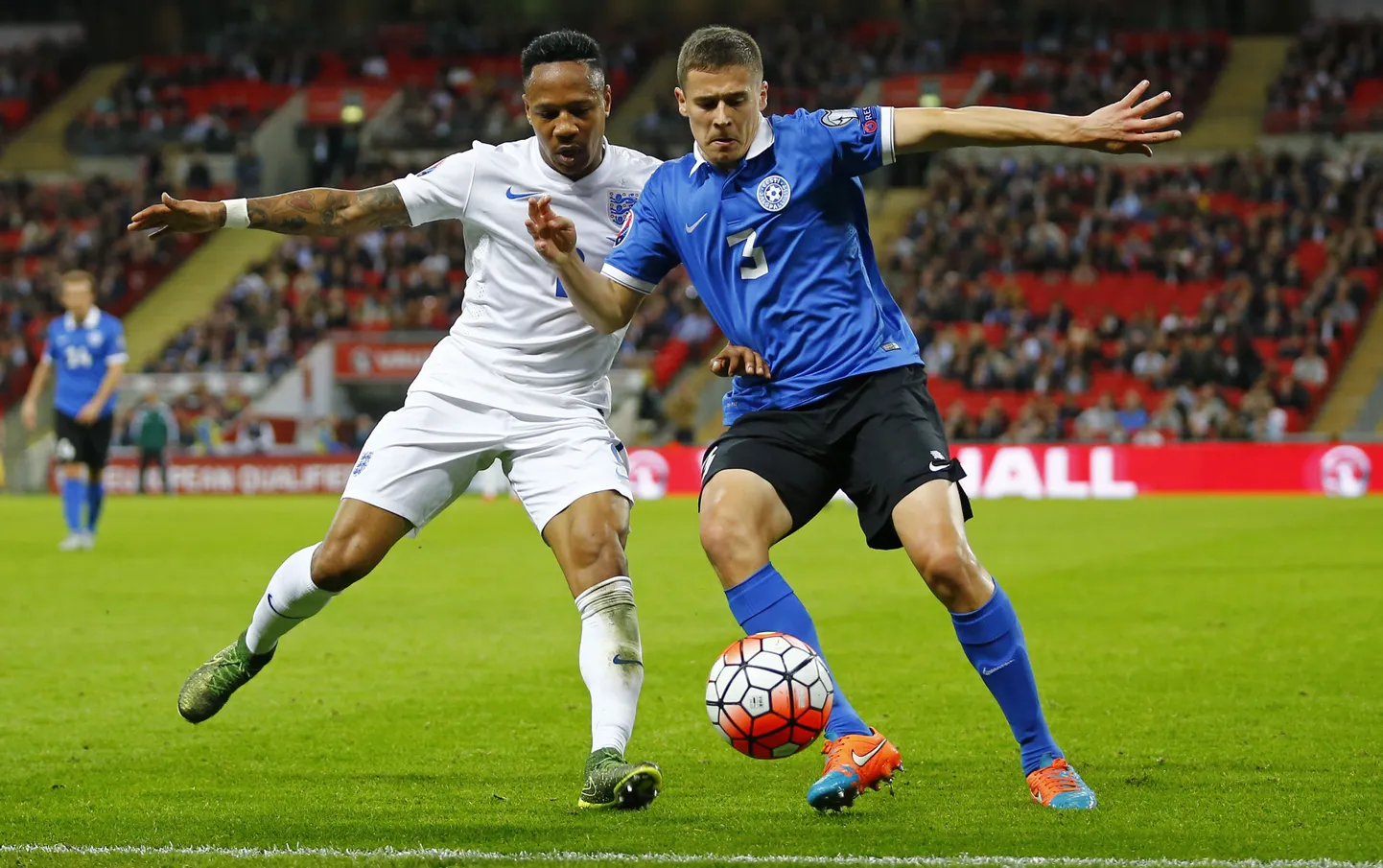 Artur Pikk (paremal) heitlemas Inglismaa koondislase Nathaniel Clyne'iga.