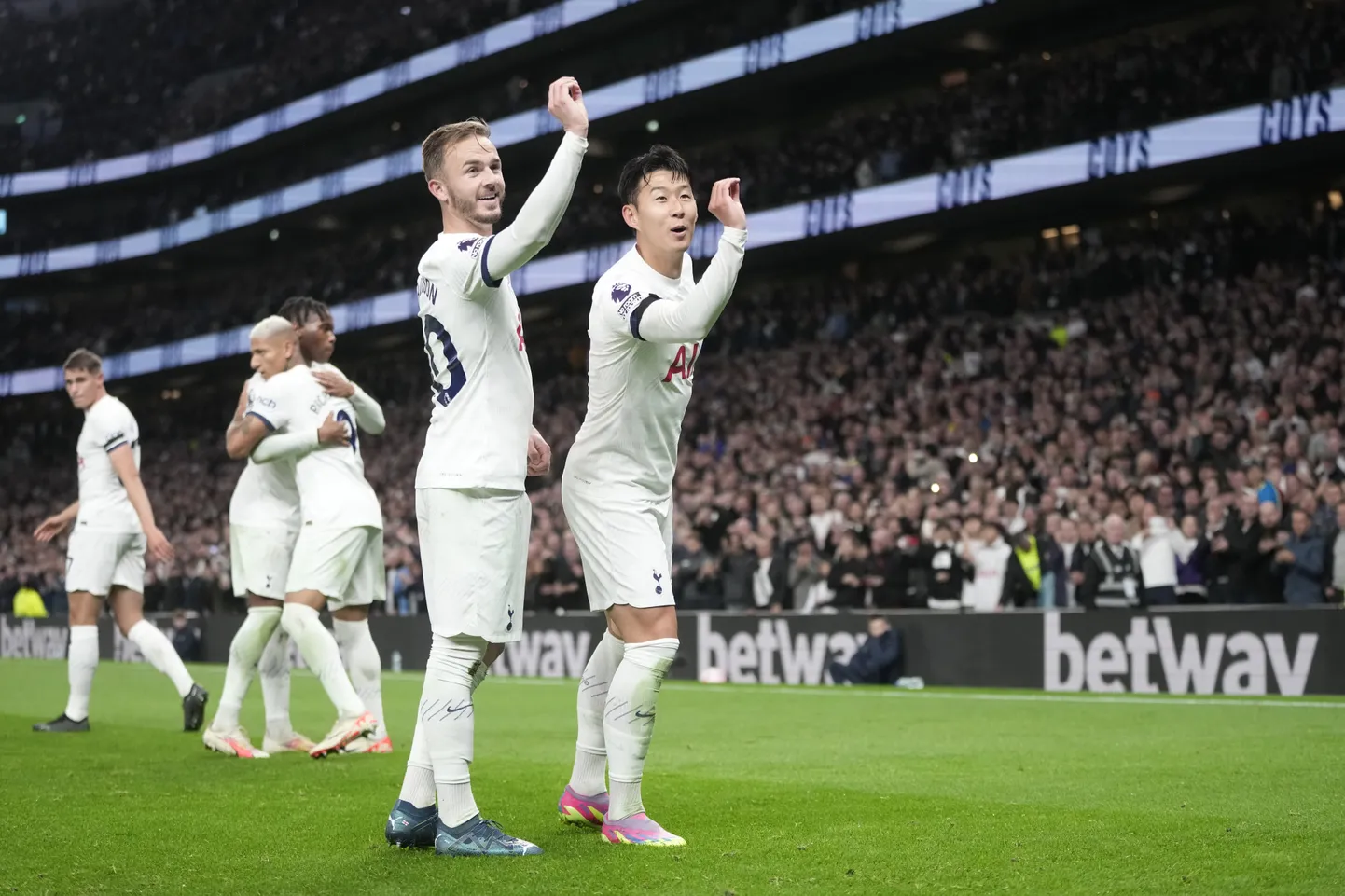 Totenhemas "Hotspur" futbolisti Džeimss Medisons un Honmiņs Sons