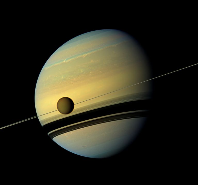 NASA Cassini uurimislaeva tehtud foto Saturnist ja ta suurimast kuust Titanist