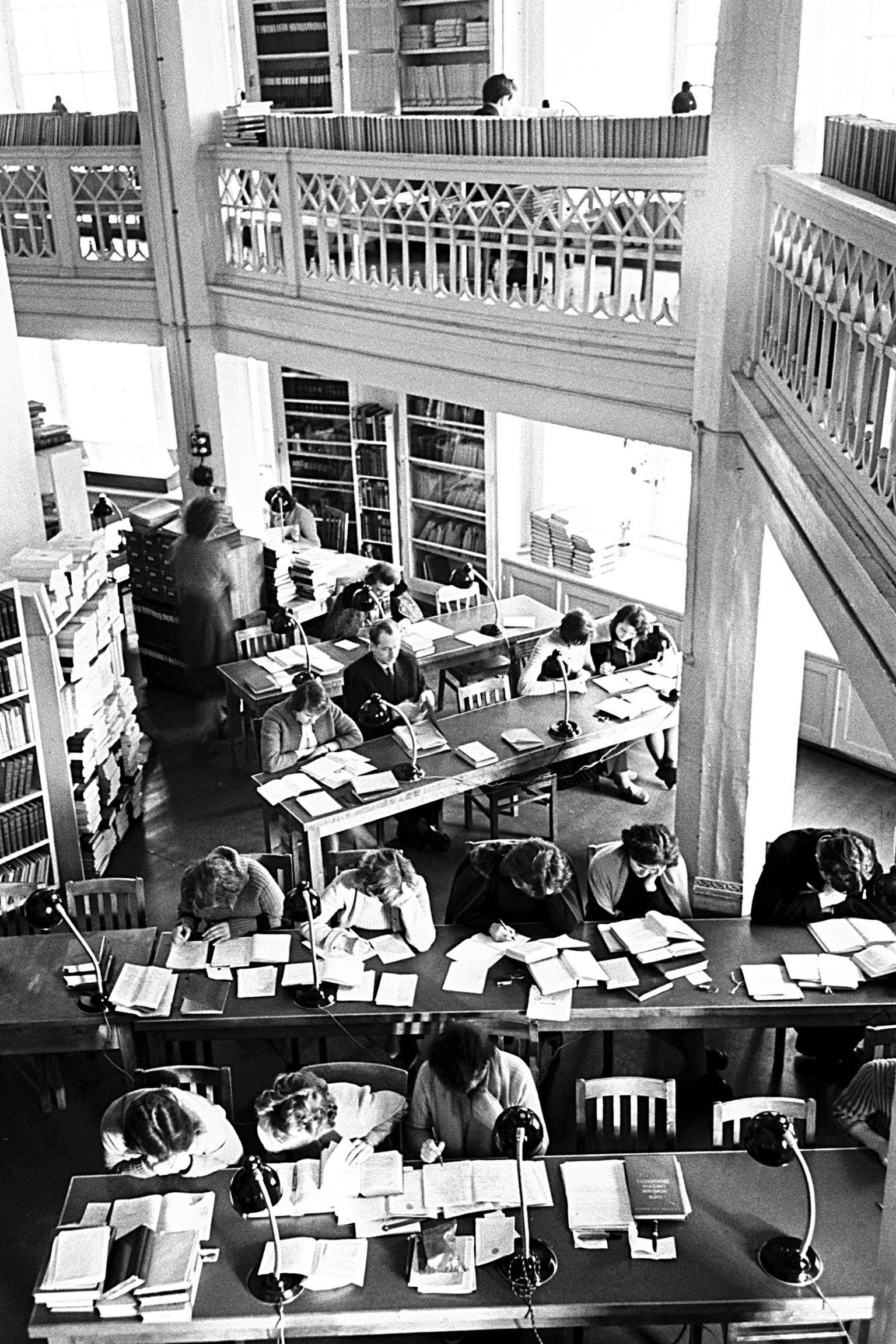 Lugemissaal paiknes aastatel 1930–1974 kooriosa kõige idapoolsemas osas, nii saalis kui ülal rõduosas. Väike ala oli tihedalt täis laudu ja toole. Lugemissaal oli ülejäänud saalist eraldatud suure klaasuksega. Pidevalt raamatukogus käijatel olid ka oma lemmikkohad: nii mõnigi kord tuldi raamatukokku vara, võeti kitsukesel laual koht ära ja mindi siis asju ajama.