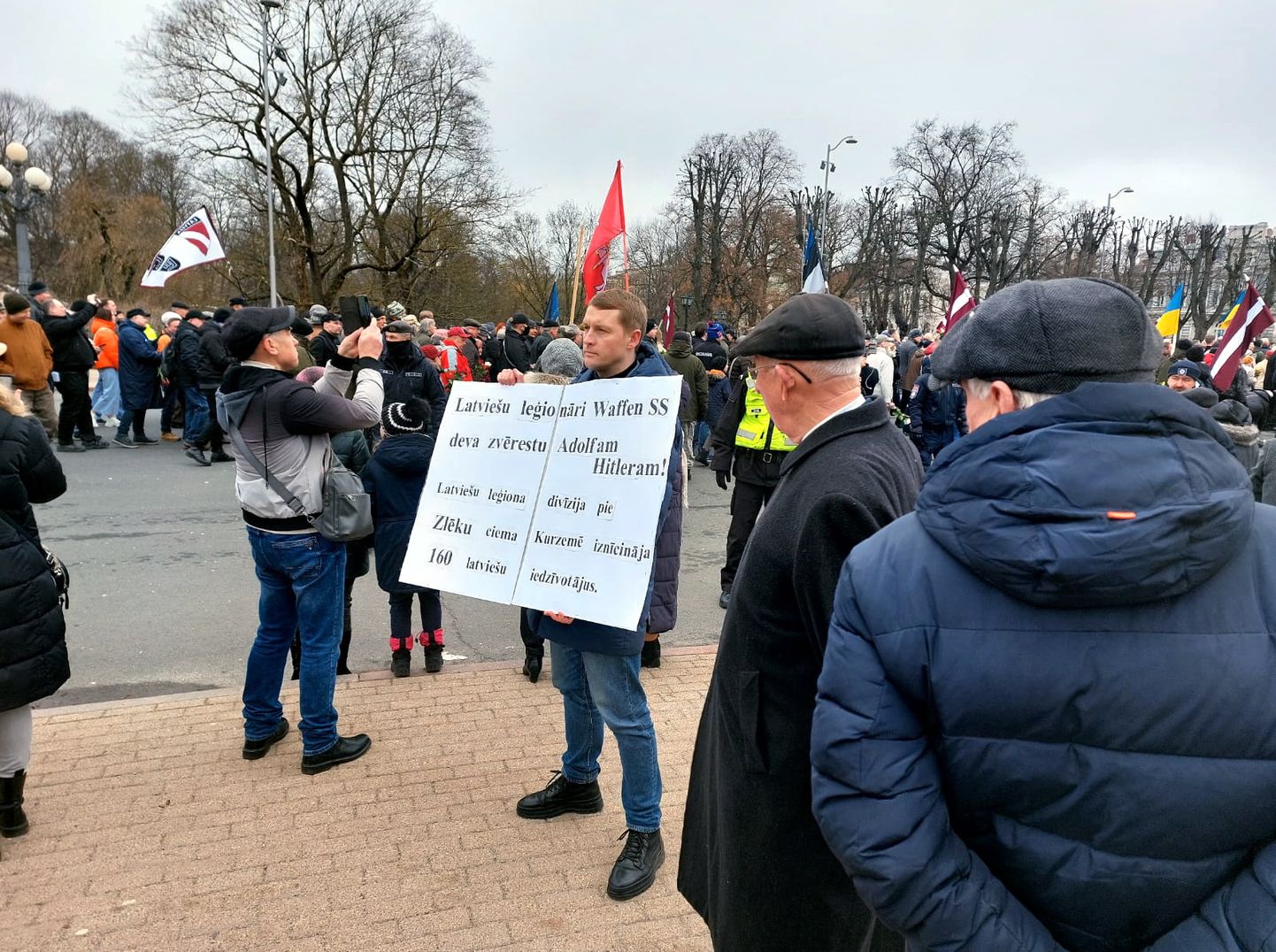 Eiropas Parlamenta Latvijas deputātes Tatjanas Ždanokas palīgs, Jelgavas domes deputāts Andrejs Pagors protestē pret Otrā pasaules karā kritušo leģionāru pieminēšanu pie Brīvības pieminekļa.