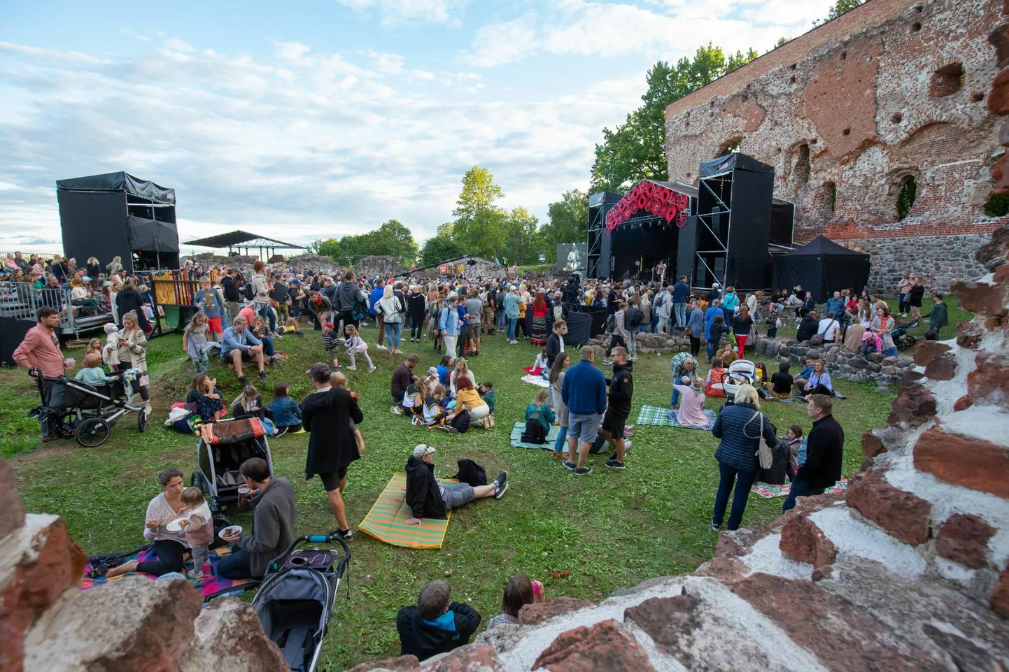 Viljandimaa tänavuses kultuurisuves annavad tooni ennast juba tõestanud ettevõtmised nagu näiteks Viljandi pärimusmuusika festival.