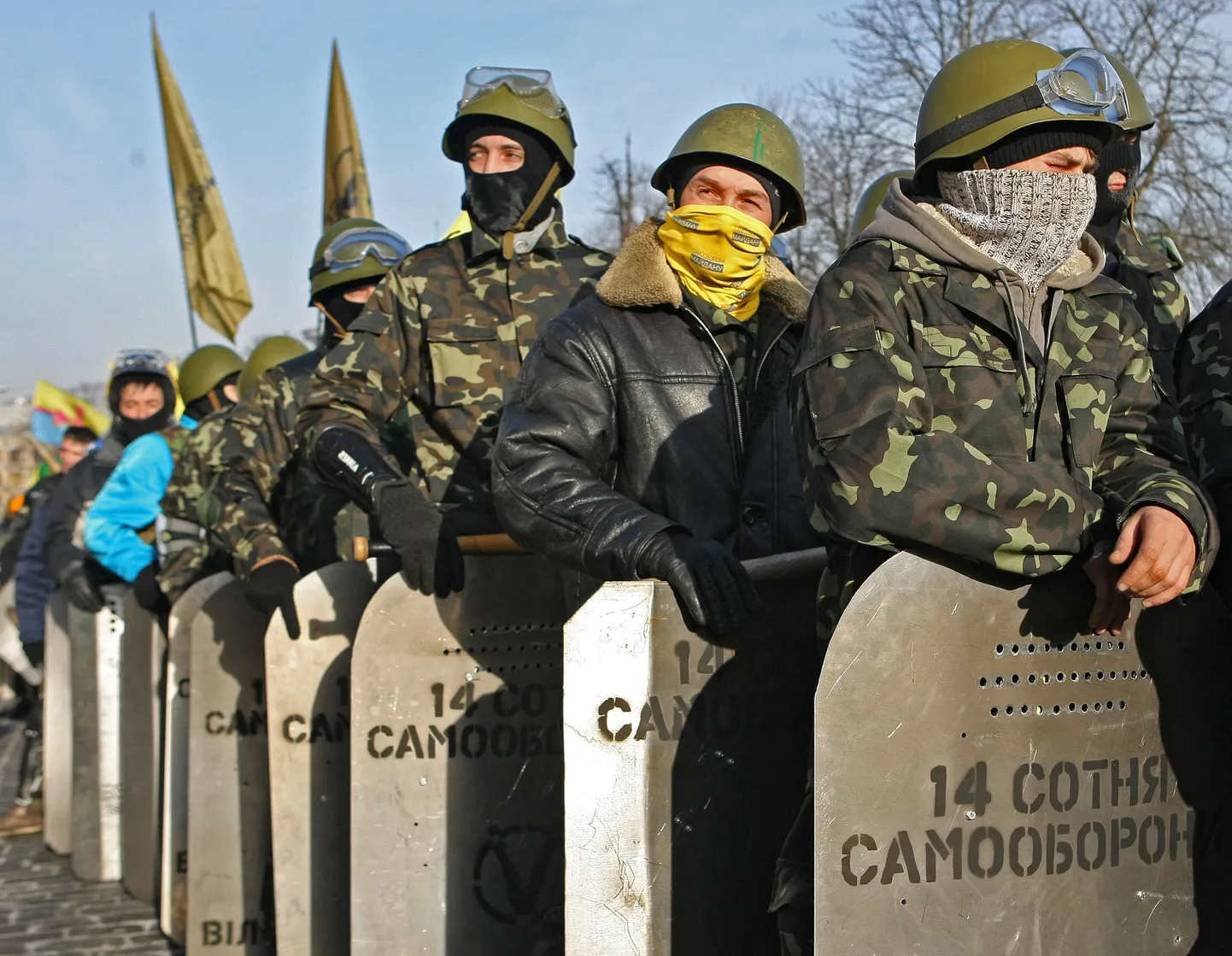 Oositsiooni ja võimude vastasseis Ukrainas kestab. Liikumise Maidani Omakaitse liikmed 7. veebruaril Kiievis.