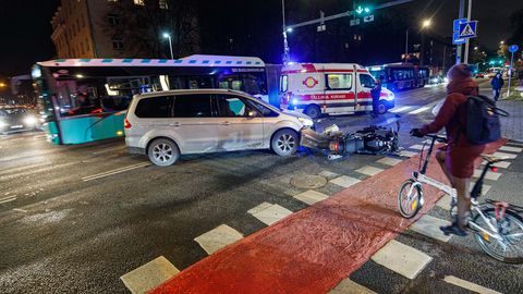 ФОТО ⟩ В центре Таллинна столкнулись мотоцикл и автомобиль, один человек доставлен в больницу