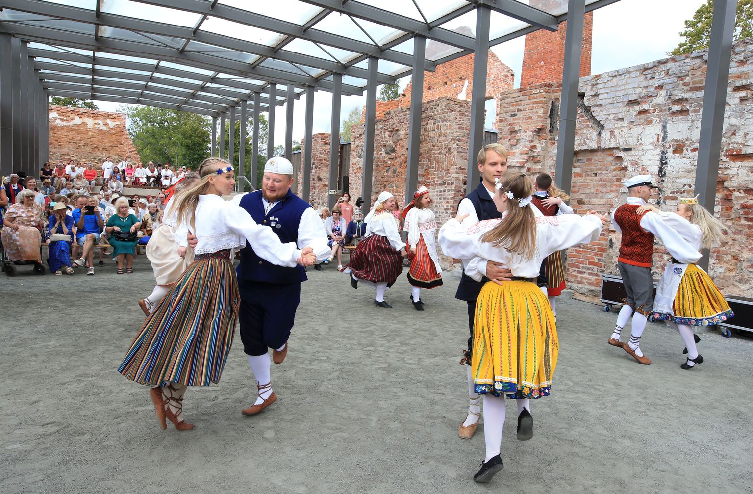 Tantsijate hulgas oli ka Londonis elavaid eestlasi.