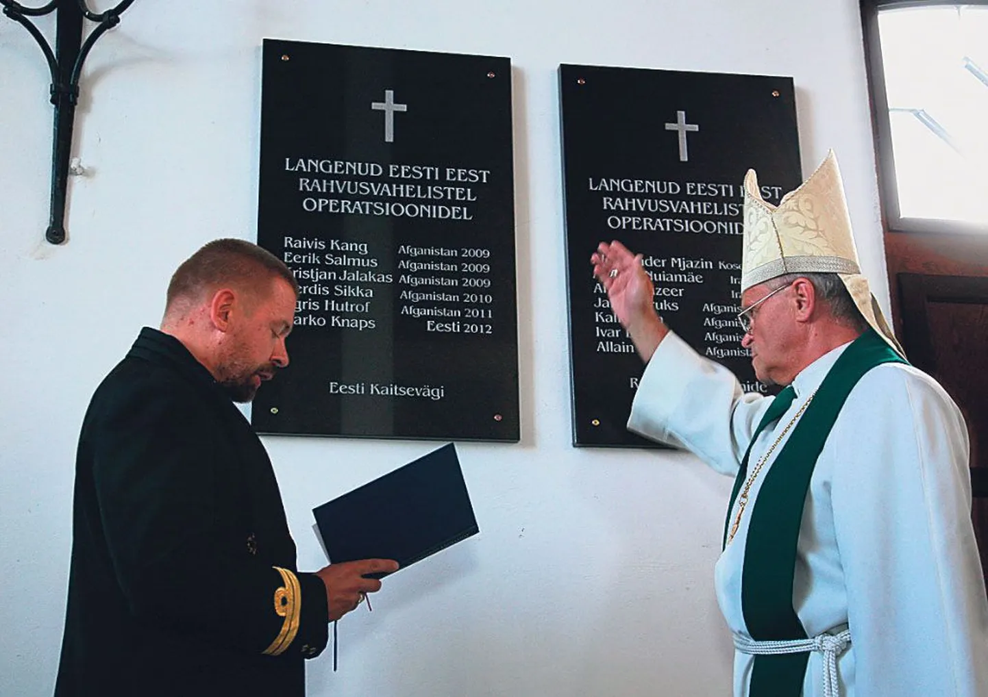 Läinud aastal hukkunud mereväe allohvitseri maat Marko Knapsi mälestustahvli pühitsesid peapiiskop Andres Põder ja mereväe kaplan Tõnis Kark.
