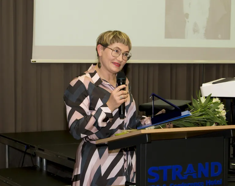 Aasta hooldustöötaja Janne-Riin Kuusk.