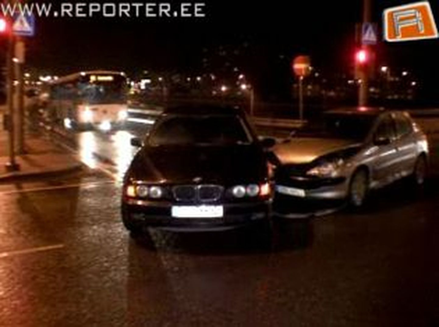 Laupäeva õhtul põrkasid Tallinnas Laagna teel kokku BMW ja Peugeot.