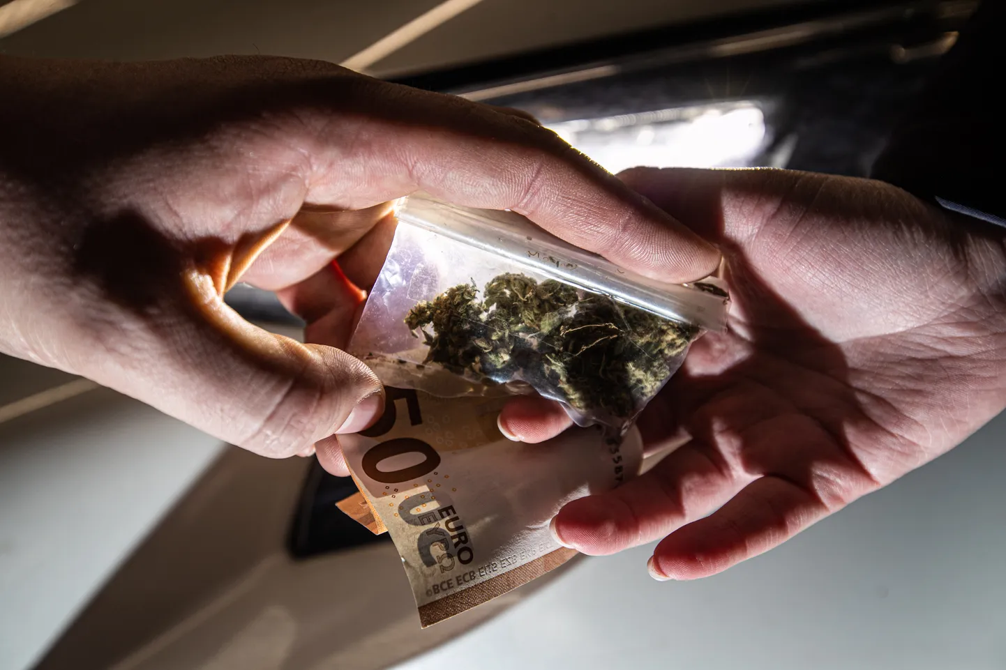Tallinn. 03.02.2020. 
Kanep, narkootikum. Kanepi illegaalne müük.

Cannabis. Drug addict buying narcotics and paying.
Foto: Remo Tõnismäe/Postimees