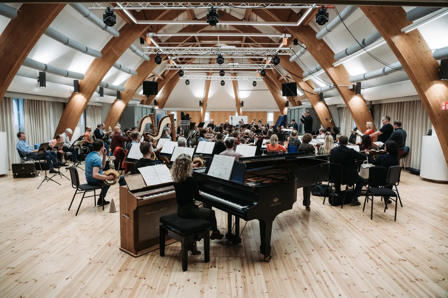 Omaette väärtuse andis õhtule Vello Pähna dirigeeritud orkester ja tõepoolest väga hästi kõlanud ooperikoor. Maailmatasemele tõstis selle aga Metropolitan Opera lavalt Pärnu kontserdimajja tulnud sopran Olga Mykytenko. Pilt on tehtud kontsertettekandele eelnenud proovis.