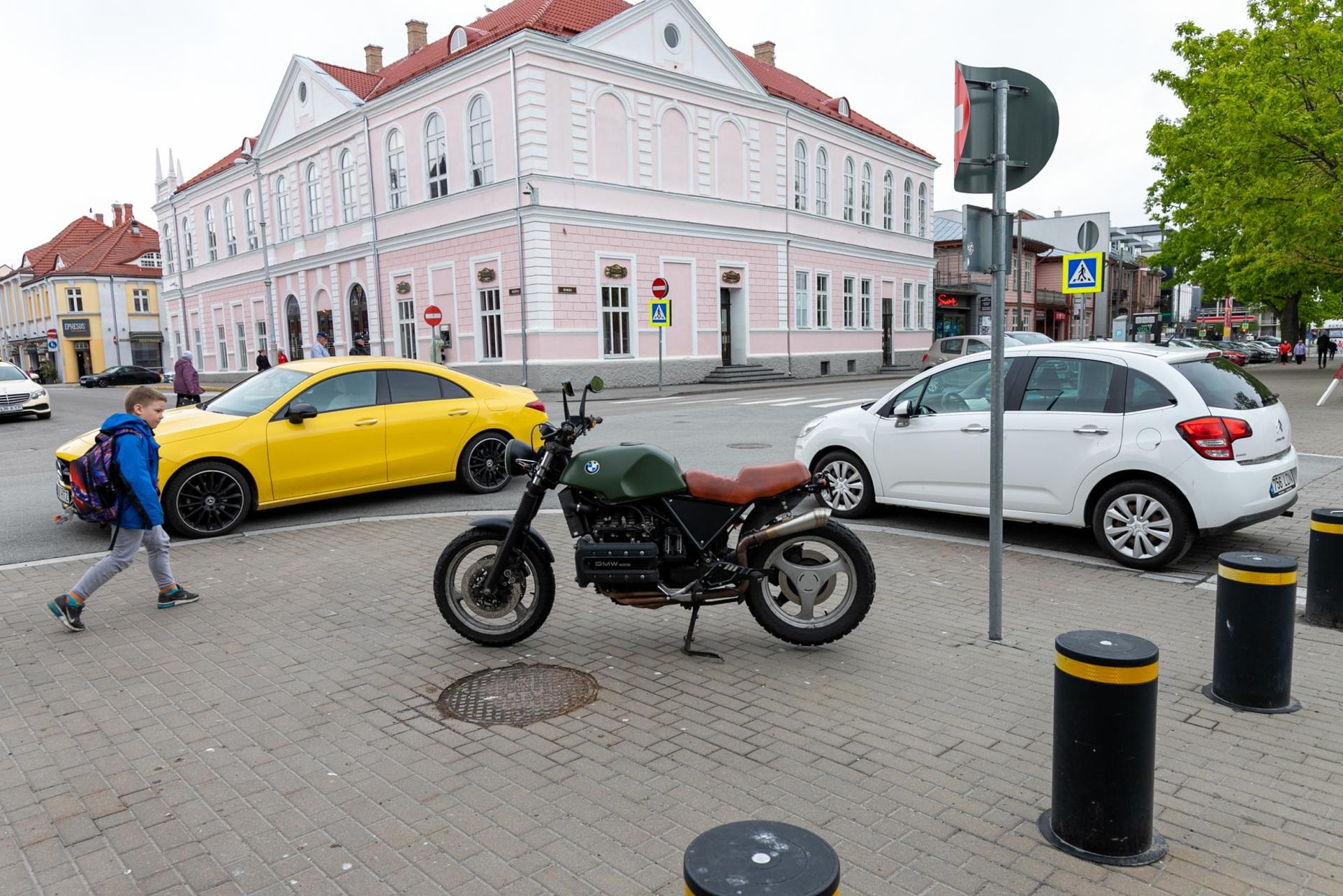 Aide autokooli esindaja selgitusel pargivad autod Rüütli tänaval ristmikul, kuigi ei tohiks parkida lähemal kui viis meetrit ristmiku piirist. Kõnniteele ei tohi sõidukit jätta ja see käib mootorrattagi kohta.