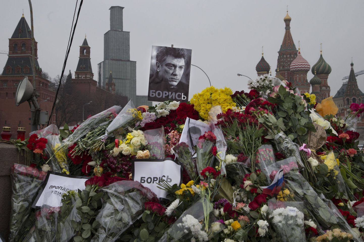 Lillesülemid Moskvas Boriss Nemtsovi mõrvapaigas.