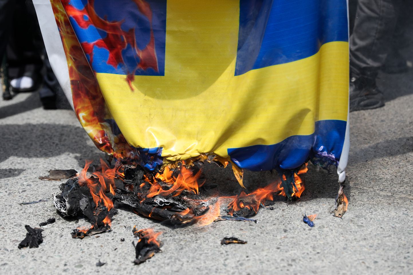 Демонстрация в конце июня в Тегеране против очередного сжигания Корана в Швеции.