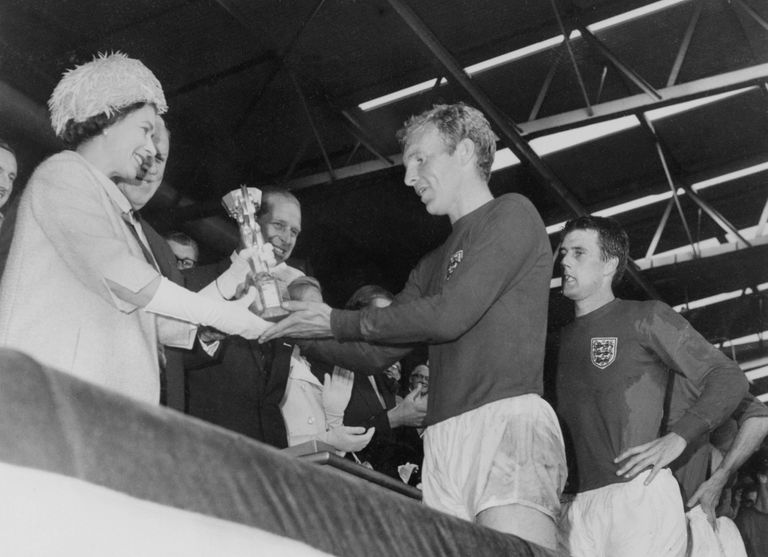 Kuninganna Elizabeth teine ulatab 1966. aasta jalgpalli MM-finaalmatši järel võidutrofee Inglismaa kaptenile Bobby Moore'ile. AFP PHOTO