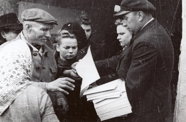 Admiral Pitka püüdis organiseerida eesti üksuste vastupanu Punaarmeele ja soovitas inimestel kodumaalt mitte põgeneda. Pitka üleskutsega lendlehtede jagamine, 21. september 1944.