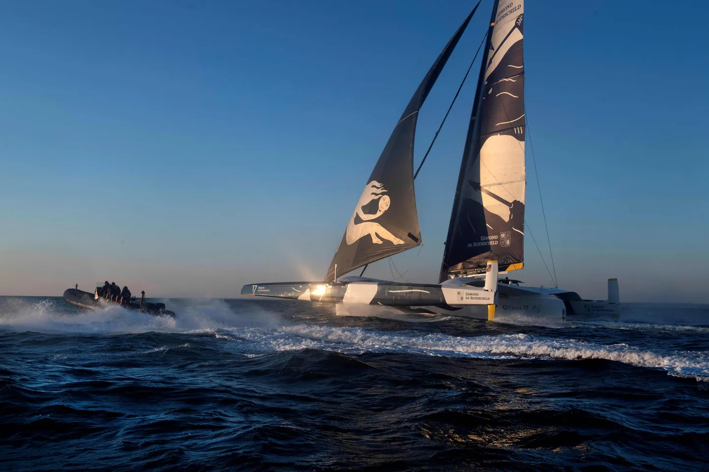 Team Gitana trimaraan Maxi Edmond de Rothschild katkestas sõidu Cap des Aiguilles lähedal
