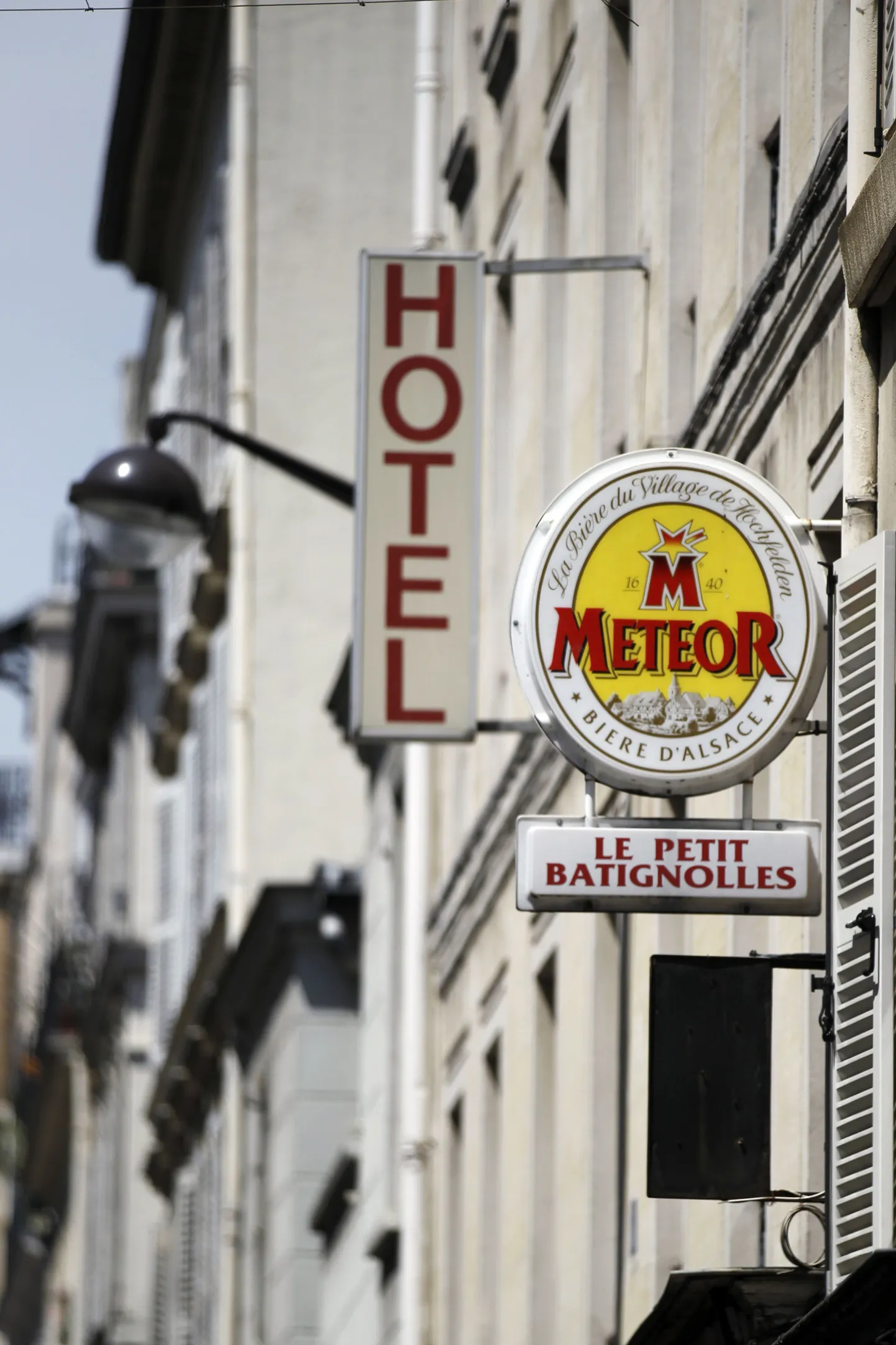 Pariisis asuv baar Le petit Batignolles ja hotell Studio-Batignolles on need kohad, kust politseinikud on nn Kanada psühhot otsimas käinud.