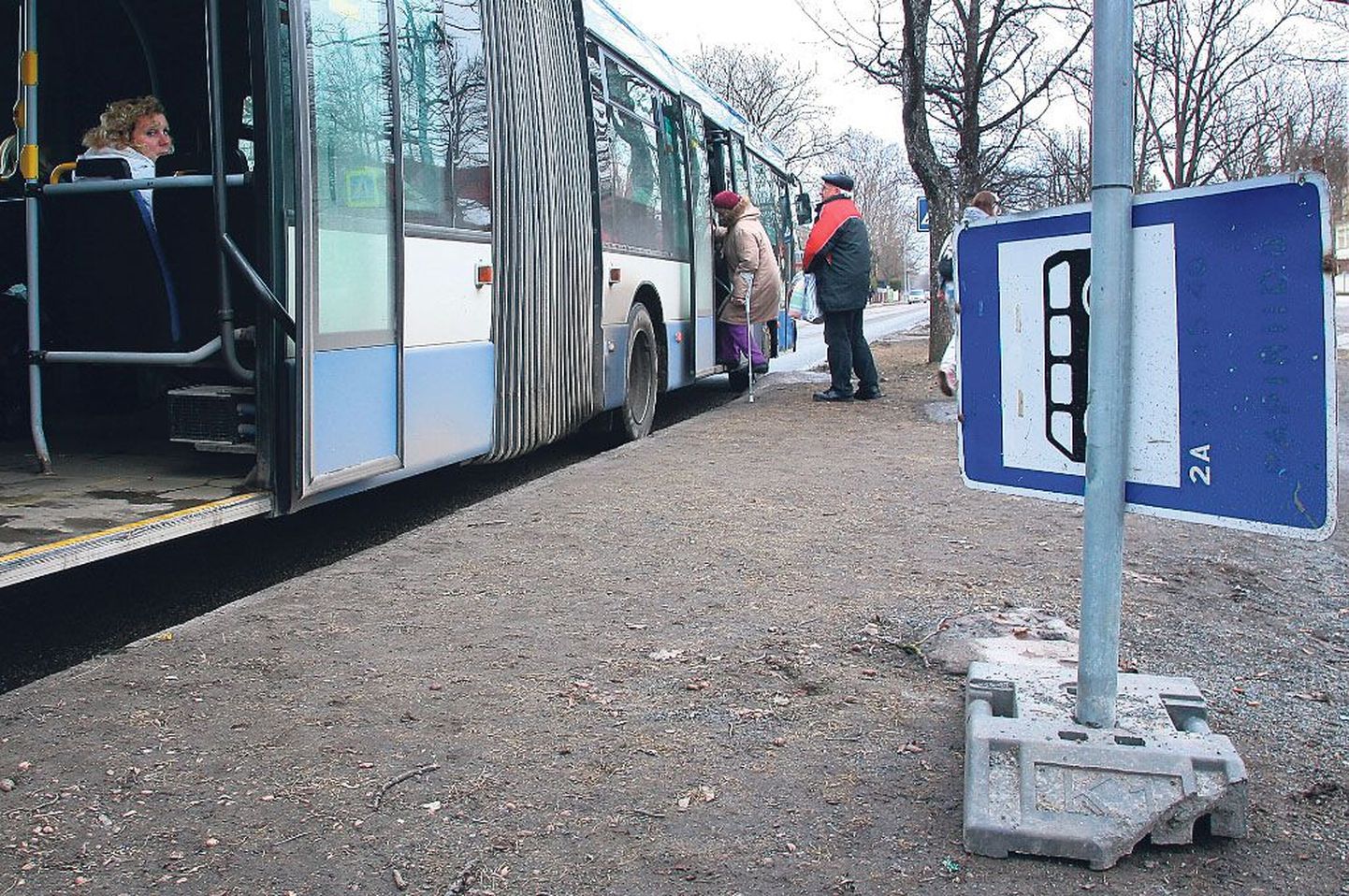 Pärnu linnabussi kasutajad peavad kuni torutööde lõpuni ehk vähemalt mõne kuu veel leppima tagasihoidlikumate tingimustega nii Sanatooriumi (fotol) kui Aia peatuses.