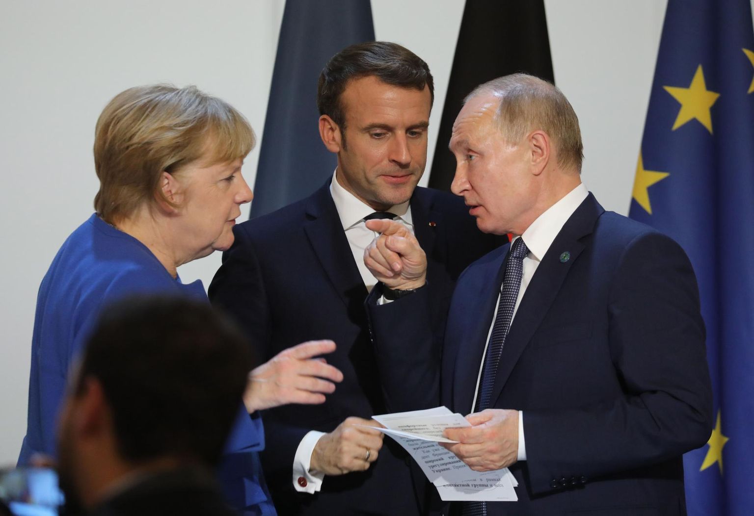 Saksamaa kantsler Angela Merkel (vasakult), Prantsusmaa president Emmanuel Macron ja Venemaa riigipea Vladimir Putin detsembri alguses Pariisis Ukraina konflikti teemal peetud kohtumisel.
