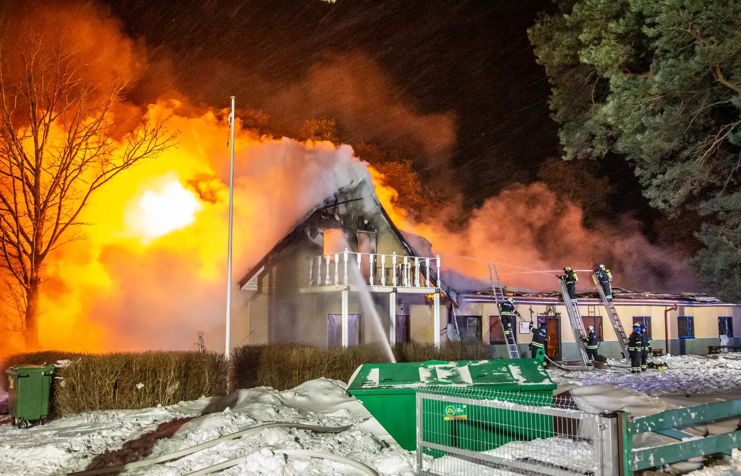 Aa külas talvel aset leidnud hooldekodu põlengu päästetööde eest sai medali üheksa inimest.