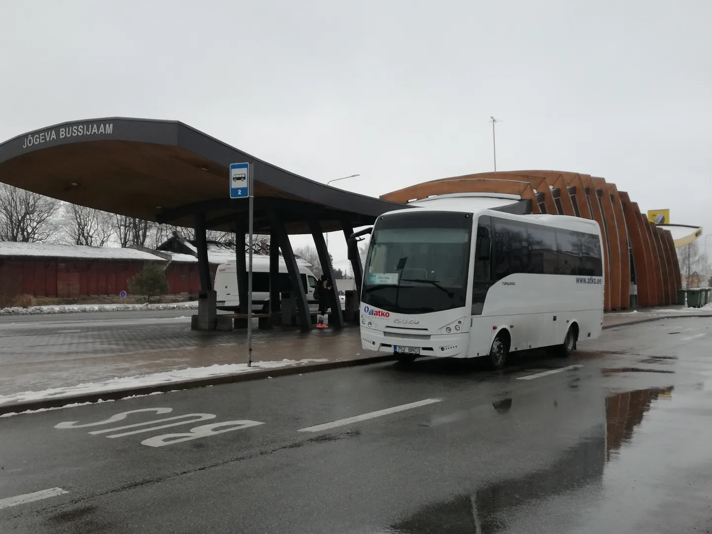 Atko bussid Jõgeva bussijaamas. Kui maakonna metropoli jõuavad masinad alati kohale, siis perifeerias asuvaid peatusi need teinekord oma mootorimürinaga ei rõõmusta, kuigi liin seda justkui nõuaks.