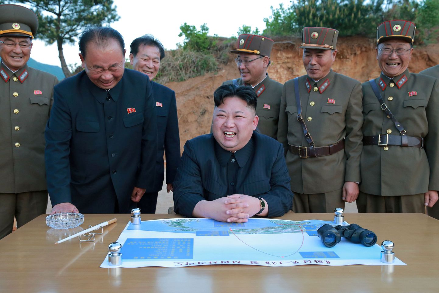 Põhja-Korea liider Kim Jong-un rõõmustab eduka katsetuse üle.
