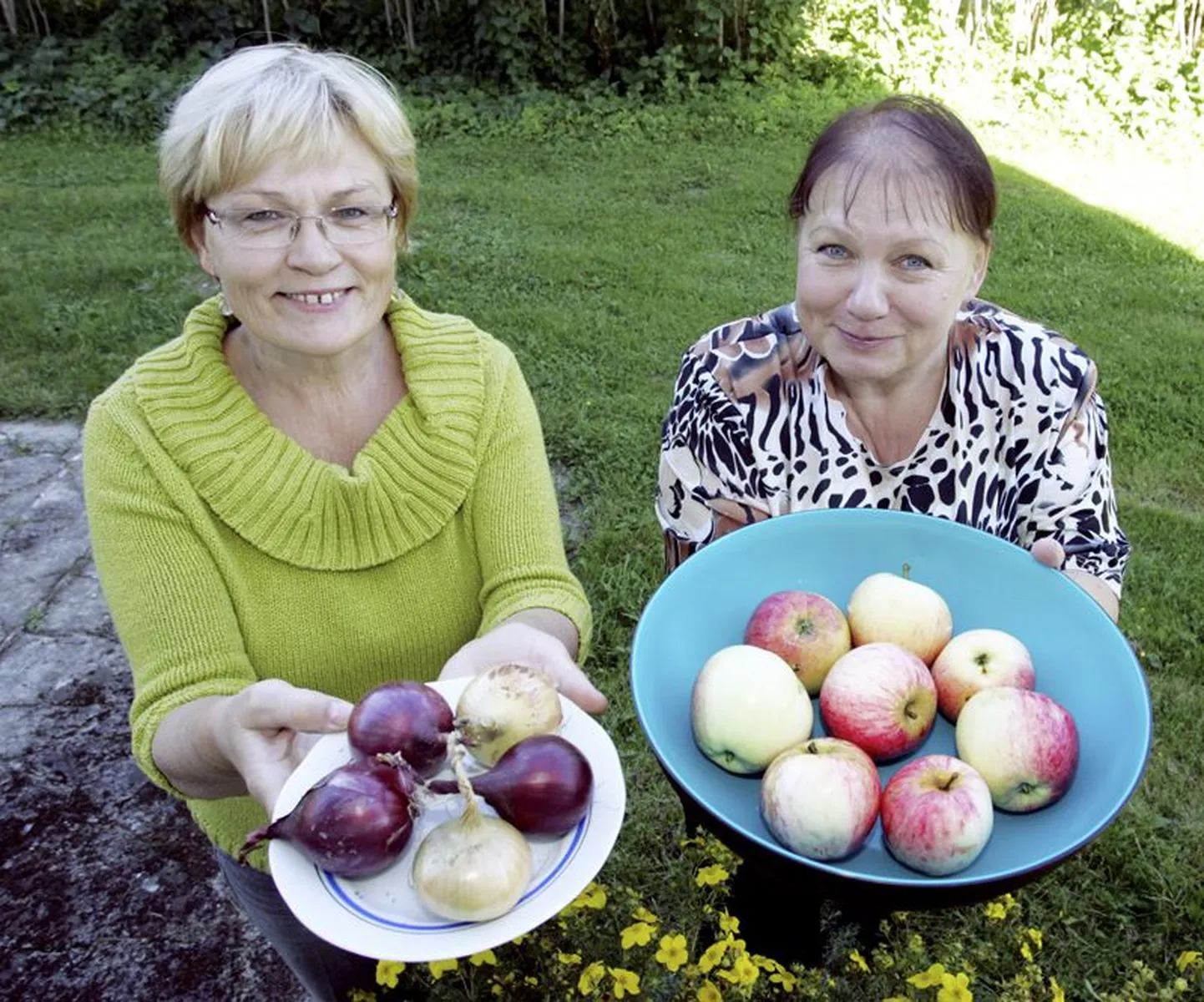 Leeni Janno (vasakul) ja Milvi Tubli loobusid aiasaaduste ülejääkidega kauplemisest, sest pelgasid bürokraatiat.