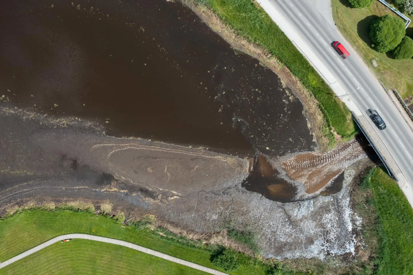 Põlva järv, mille veetase on tublisti alanenud. Paadisillad on kuivale jäänud ning kallaste ääres vaatab vastu muda. Siiski on veel vett järves omajagu ja selle tase alaneb aegamööda.