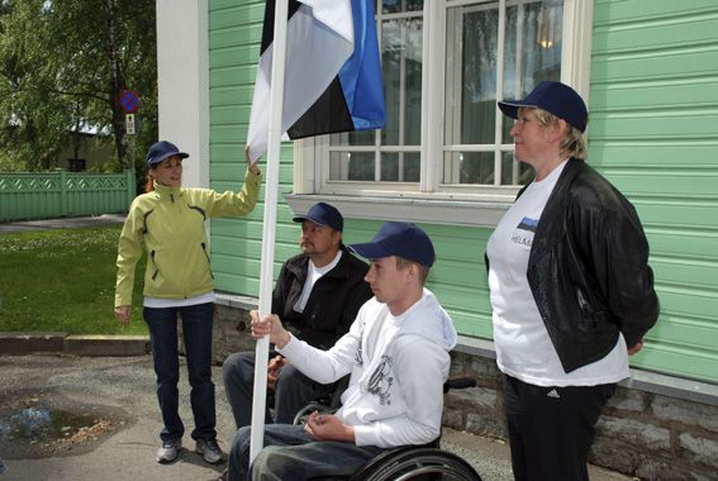 Kaire Kuusing (vasakult), Tarmo Loose, Martin Provernikov ja Helmi Urbalu lubasid Eesti lippu rahvusvahelisel festivalil kõrgel hoida.