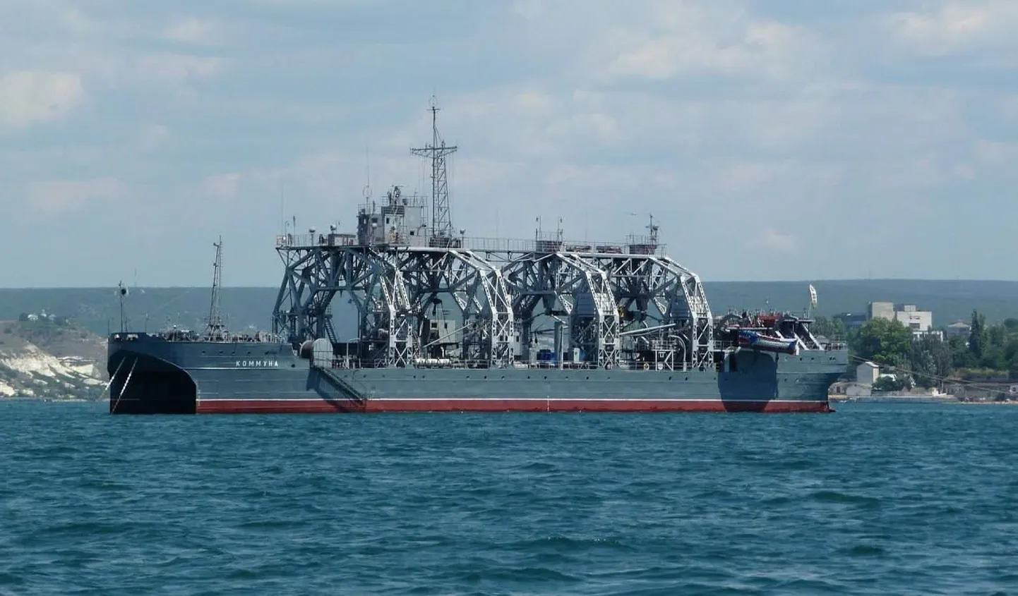 Российский корабль "Коммуна"