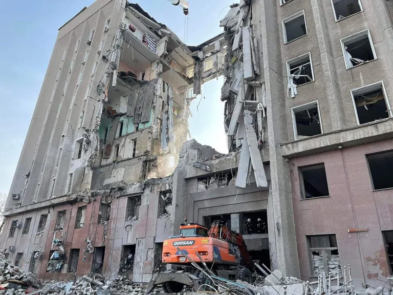 Mõkolaivis purustatud valitsushoone.
