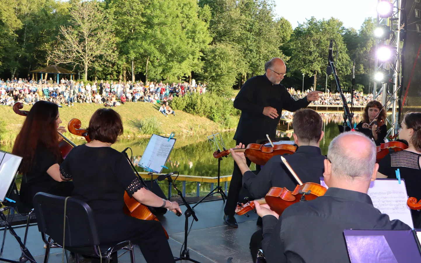 Muusikat täis soe atmosfäär toob Kohtla-Järve rahvapargis peetavale festivalile sadu inimesi nii lähedalt kui kaugelt.