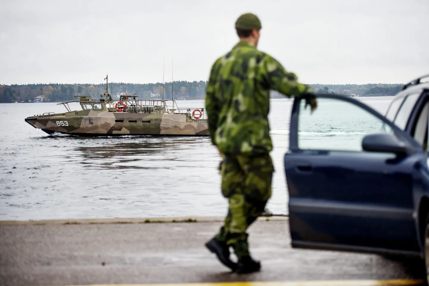 Шведская армия патрулирует в районе Стокгольмского архипелага.