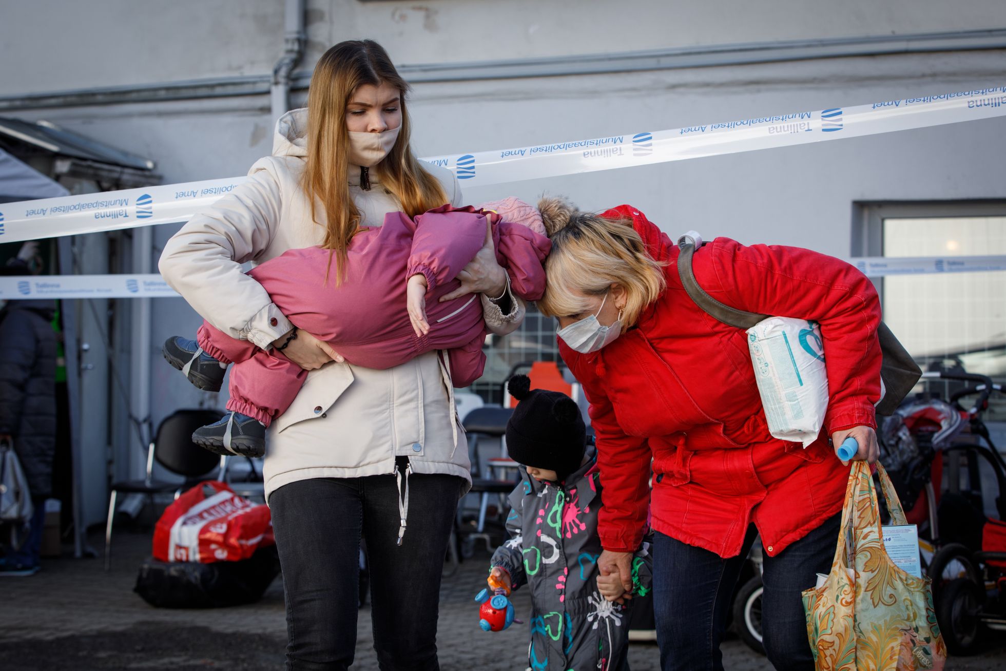 Saabumine. Ukrainast sõja eest põgenenud perekond on jõudnud Tallinna. Töö sõjapõgenike vastuvõtupunktis käib ööl ja päeval täie rauaga – neid registreeritakse, toidetakse, antakse kaasa toidupakk, vajalikud hügieenitarbed ja riided.