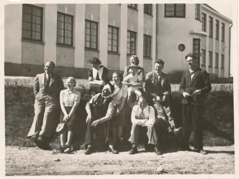 Seltskond Põlgaste koolimaja ees, 1930. aastad.